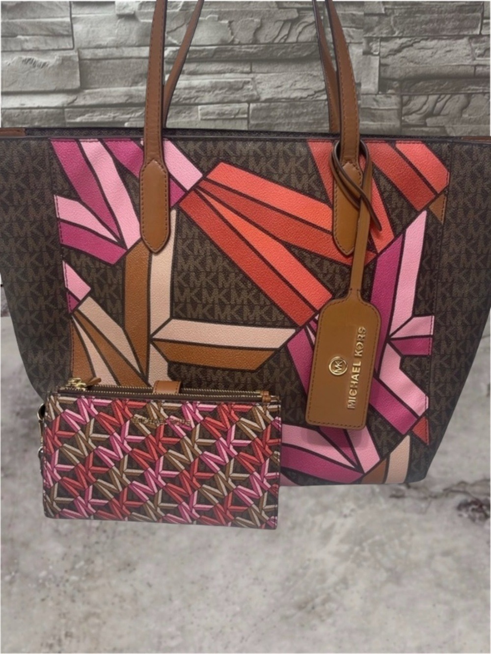 Michael Kors Sinclair Geometric 3D Grab Tote Brown/Red/Pink & Matching Wallet
2 - Picture 4 of 14